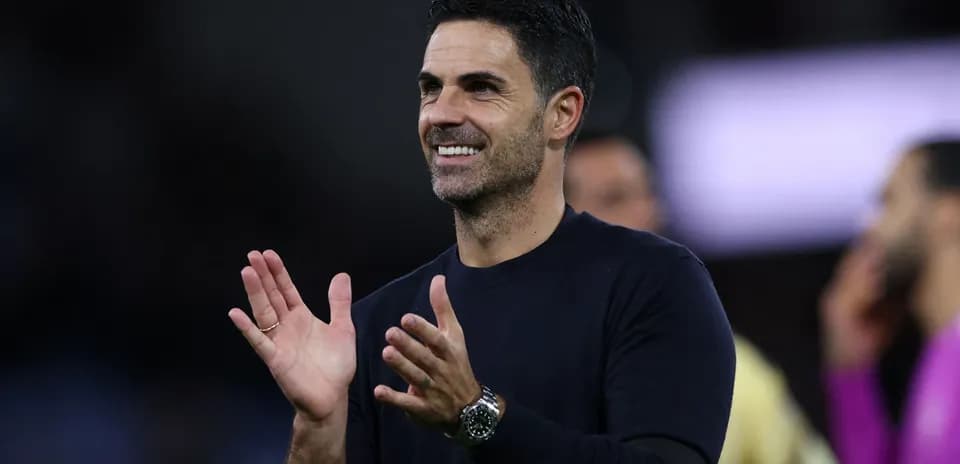 Entrenador aplaudiendo durante un partido