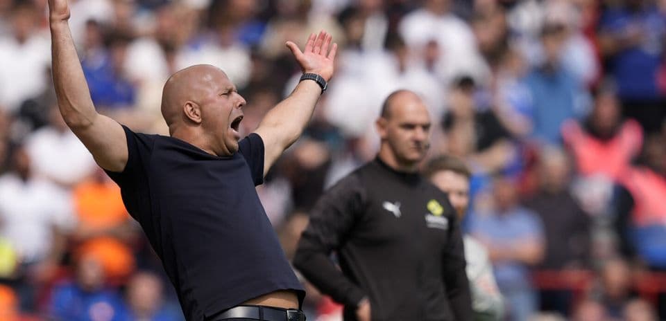Entrenador gesticulando durante el partido en estadio