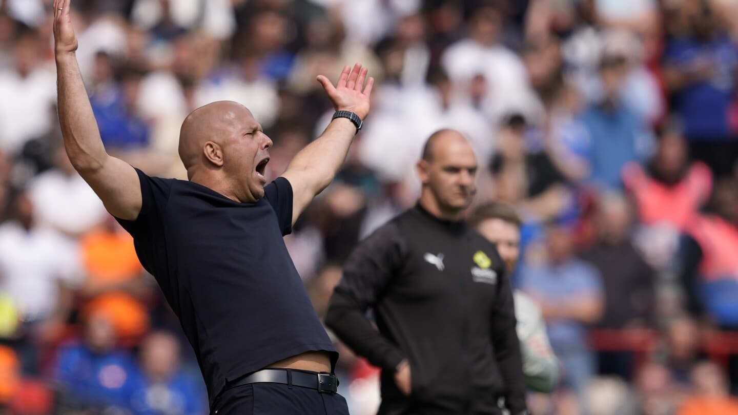 Entrenador gesticulando durante el partido en estadio