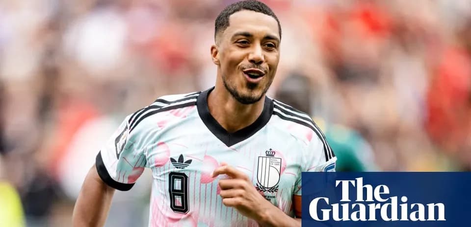 Jugador sonriente con camiseta de fútbol durante el partido