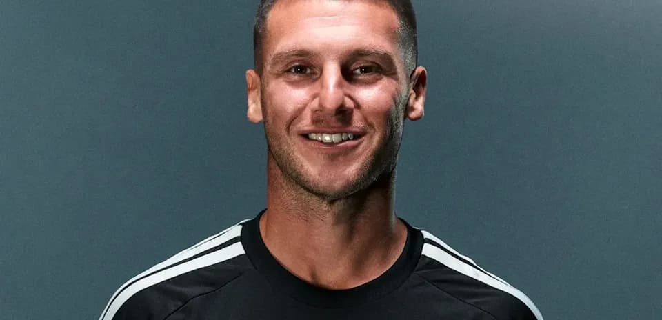 Jugador sonriendo en uniforme de entrenamiento negro
