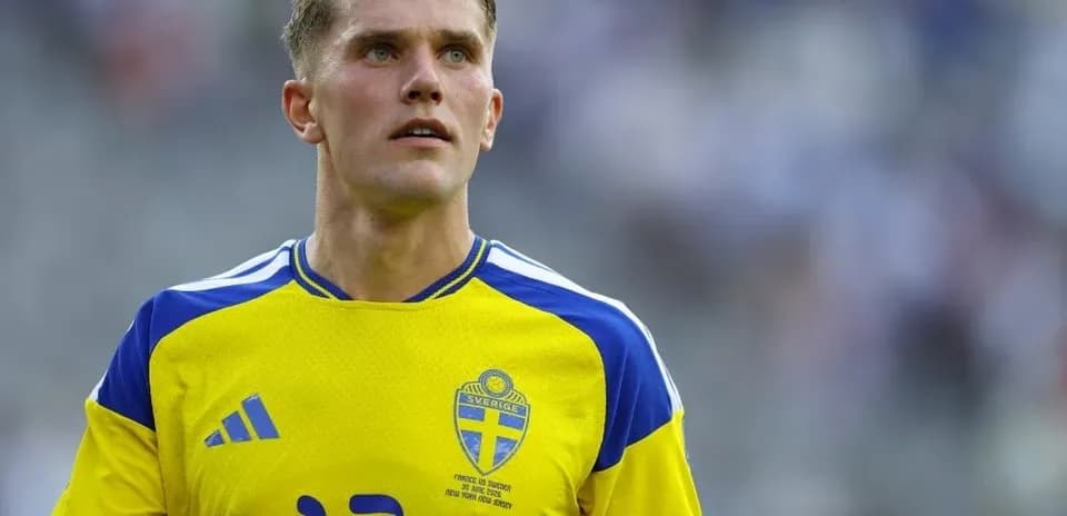 Jugador de Suecia en uniforme amarillo durante partido