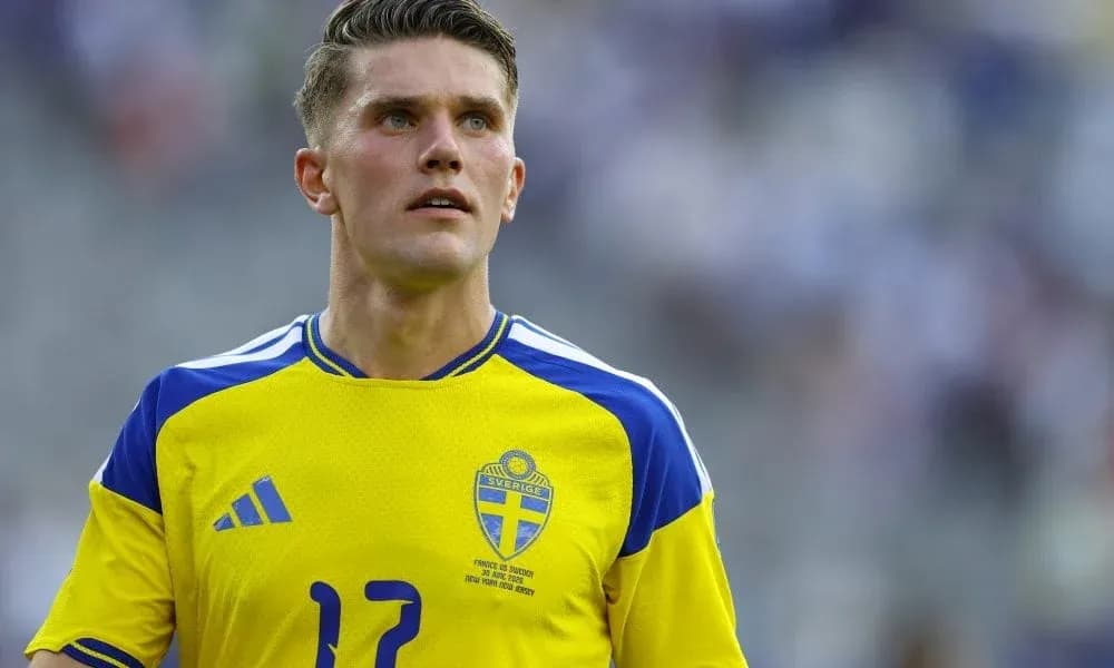 Jugador de Suecia en uniforme amarillo durante partido