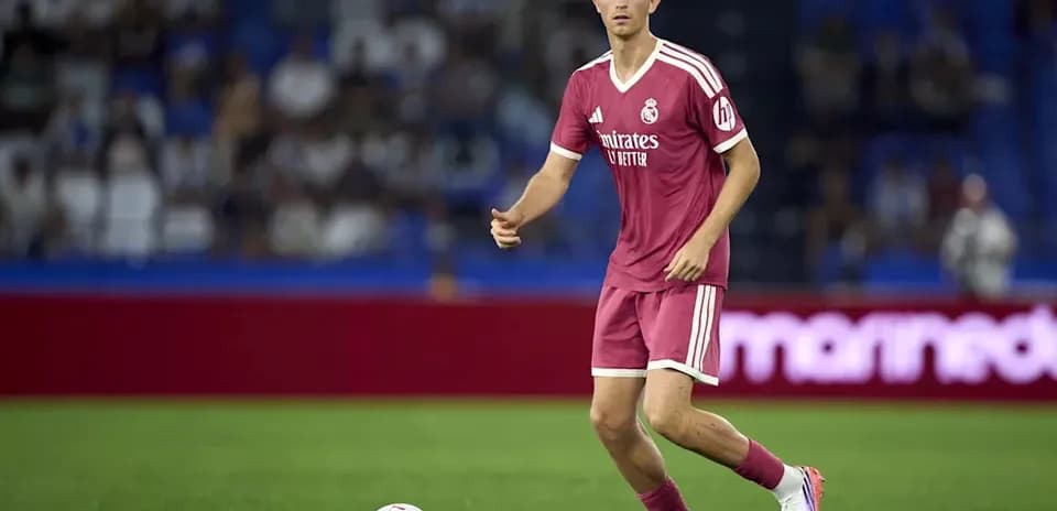 Jugador de Real Madrid en acción con balón