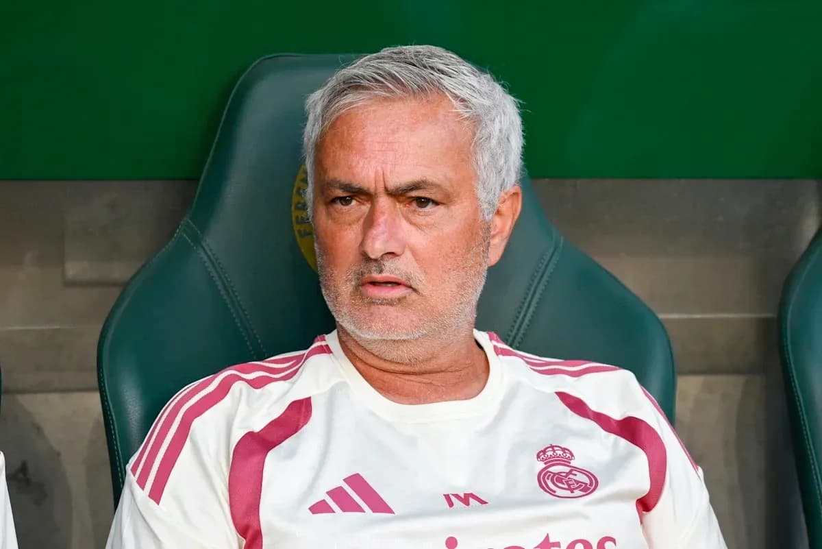 Entrenador sentado en el banquillo durante el partido