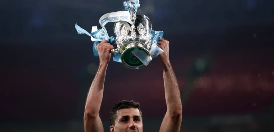 Jugador levantando trofeo en celebración