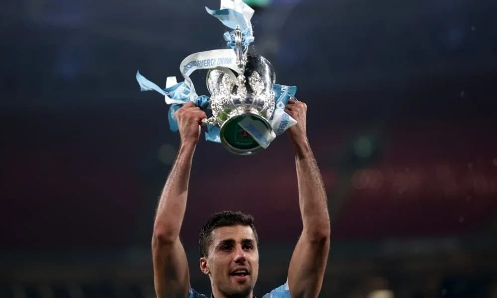 Jugador levantando trofeo en celebración