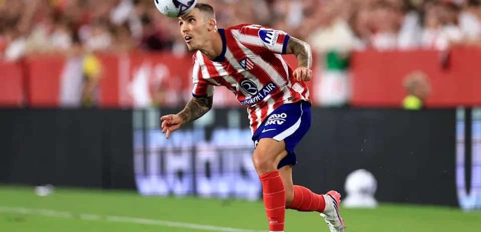 Jugador de Atlético de Madrid cabeceando el balón en el partido