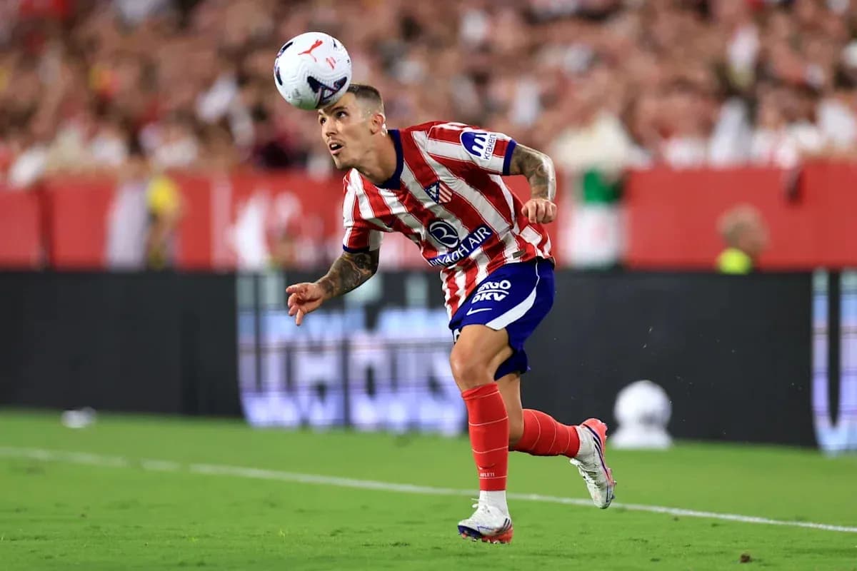 Jugador de Atlético de Madrid cabeceando el balón en el partido