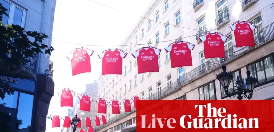 Camisetas del Arsenal colgadas en una calle