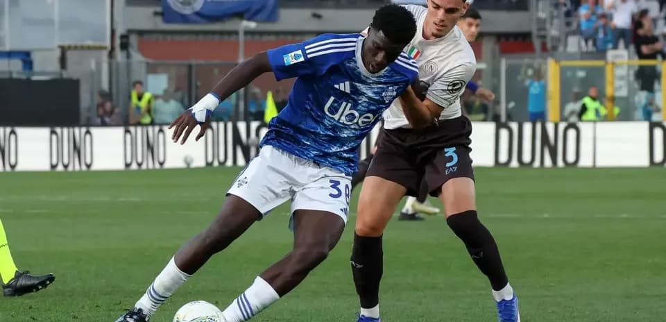 Jugadores de Napoli y Como disputando el balón
