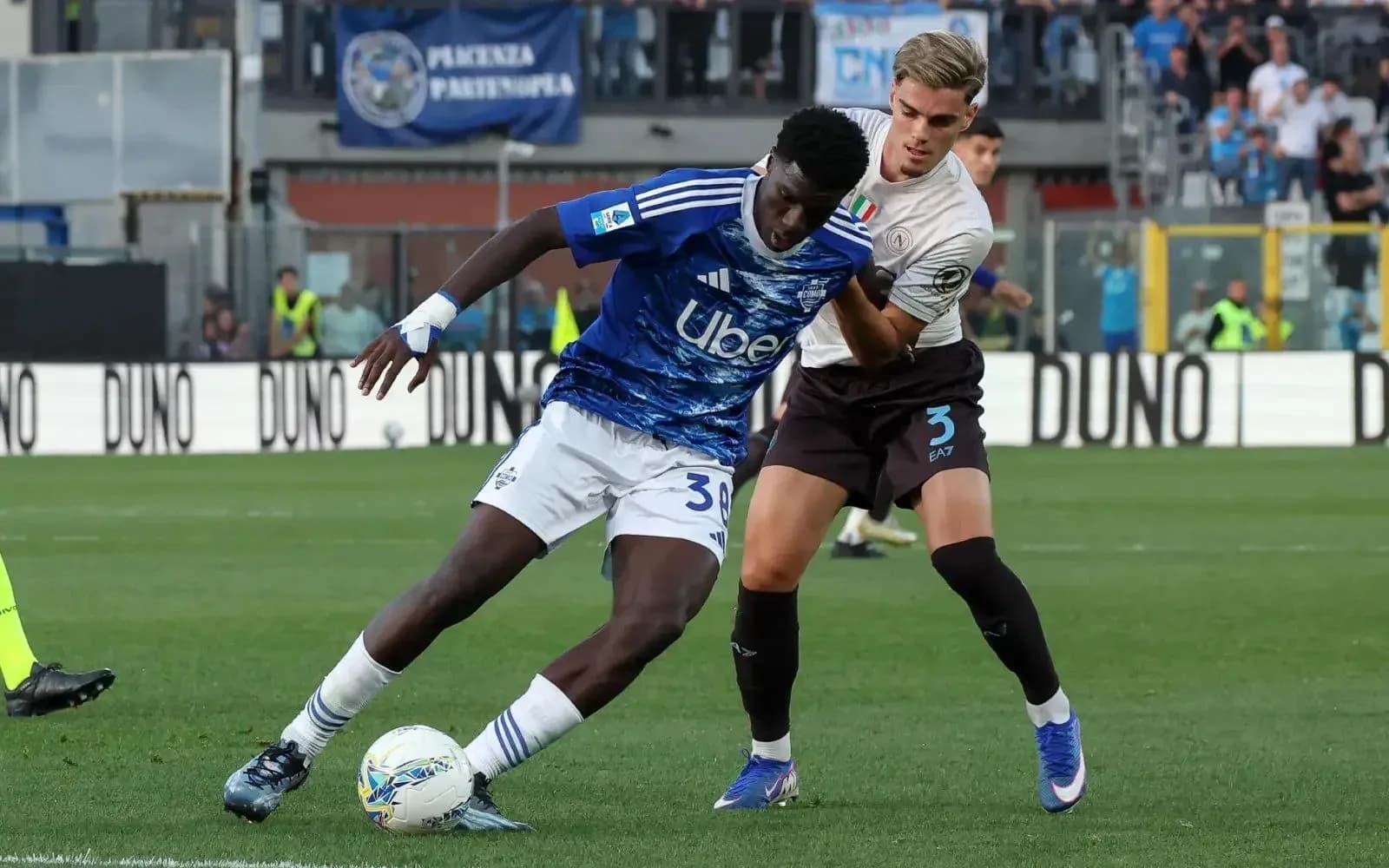 Jugadores de Napoli y Como disputando el balón
