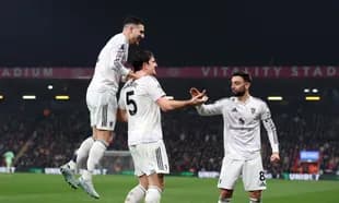 Jugadores celebrando un gol en Vitality Stadium