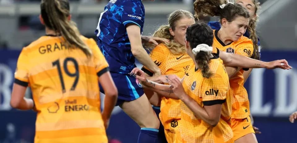 Jugadora saltando para cabecear el balón