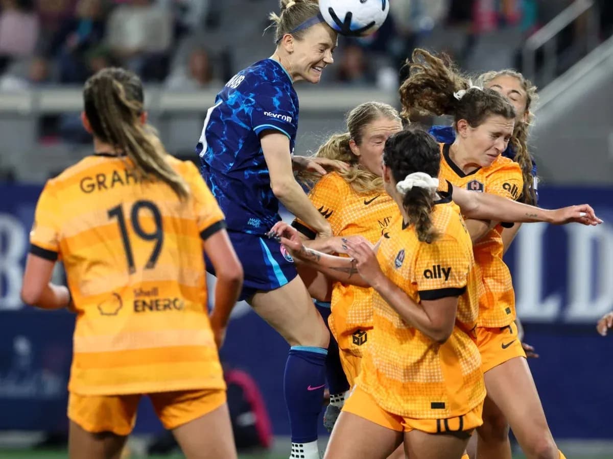 Jugadora saltando para cabecear el balón