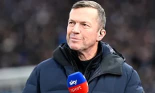 Analista deportivo hablando en evento de fútbol