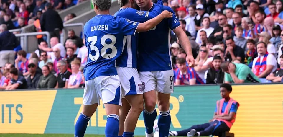 Jugadores celebrando un gol en el partido