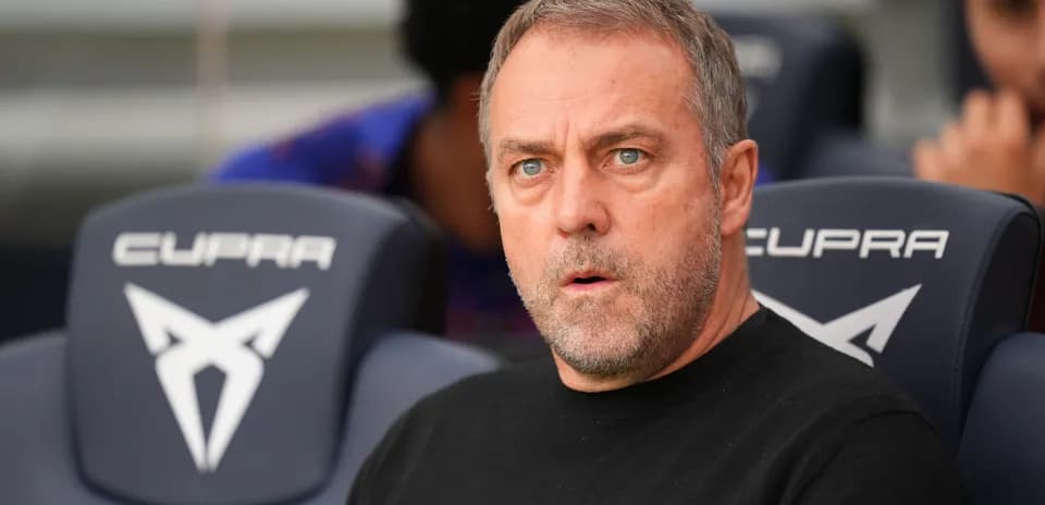Entrenador sentado en el banquillo durante el partido