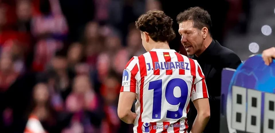 Entrenador hablando con J. Álvarez en el banquillo