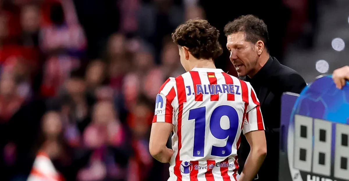 Entrenador hablando con J. Álvarez en el banquillo