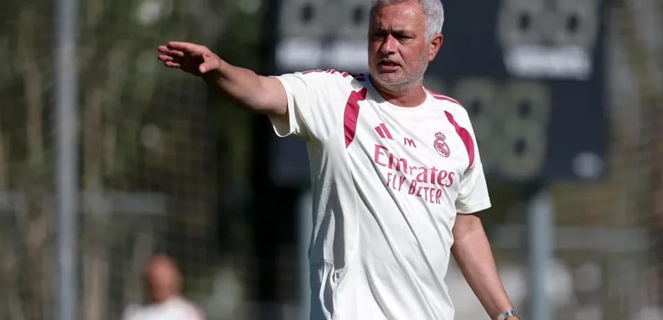 Entrenador dirigiendo entrenamiento en el campo