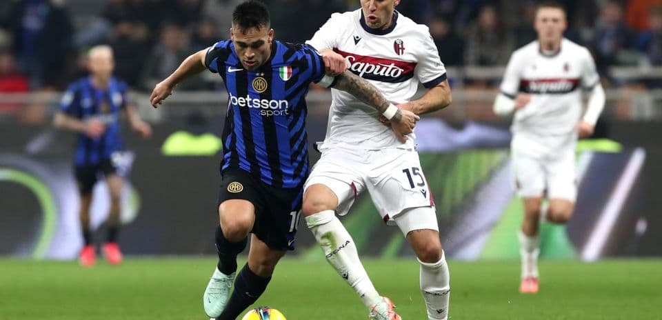 Luchador de balón entre jugadores de Inter y Bologna