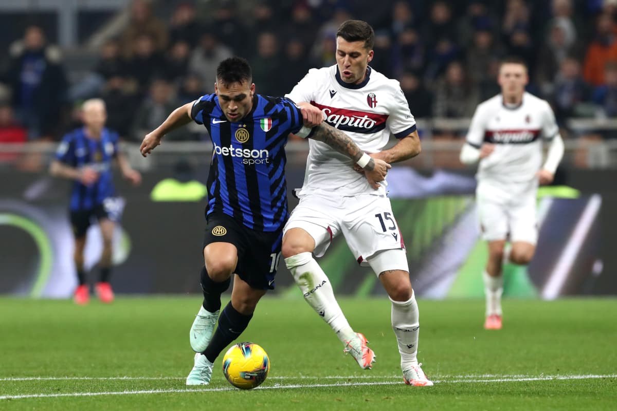 Luchador de balón entre jugadores de Inter y Bologna