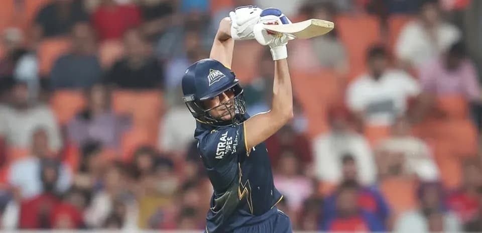 Jugador de cricket bateando durante un partido