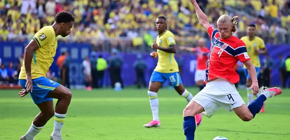 Jugador de Brasil desafiando a jugador noruego
