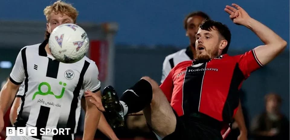 Jugador en caída mientras el balón se aproxima