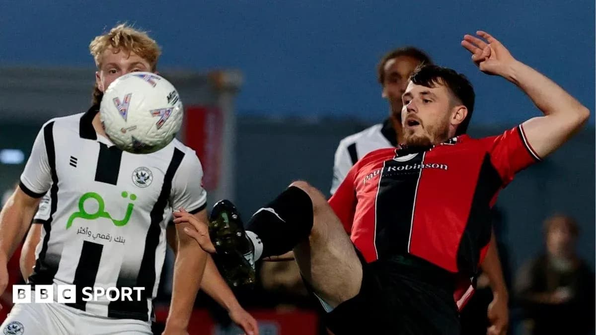 Jugador en caída mientras el balón se aproxima