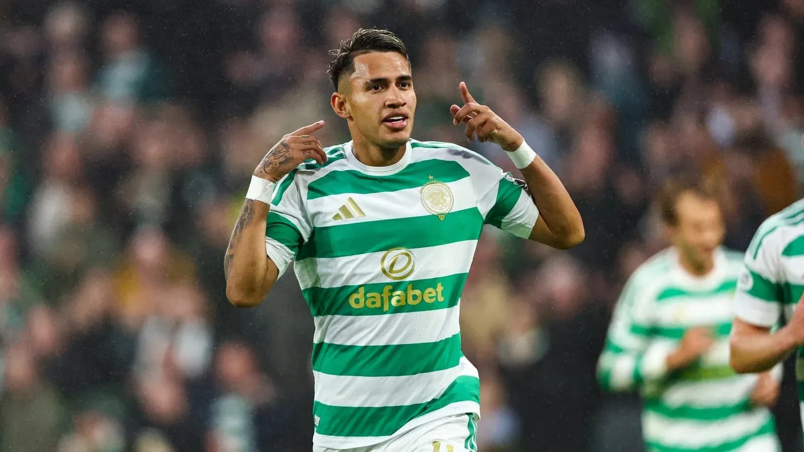 Jugador de Celtic celebrando un gol en el partido