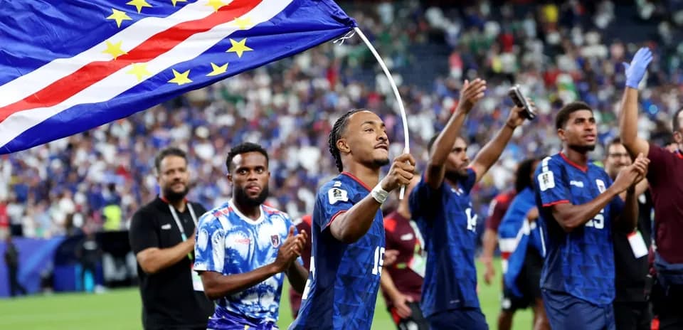 Jugadores celebrando con bandera de Cabo Verde