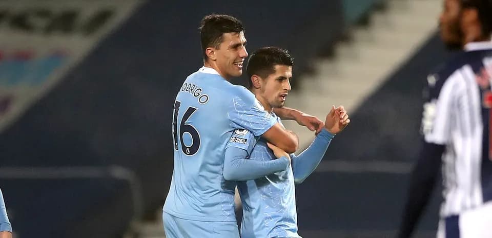 Jugadores celebrando un gol en partido de fútbol