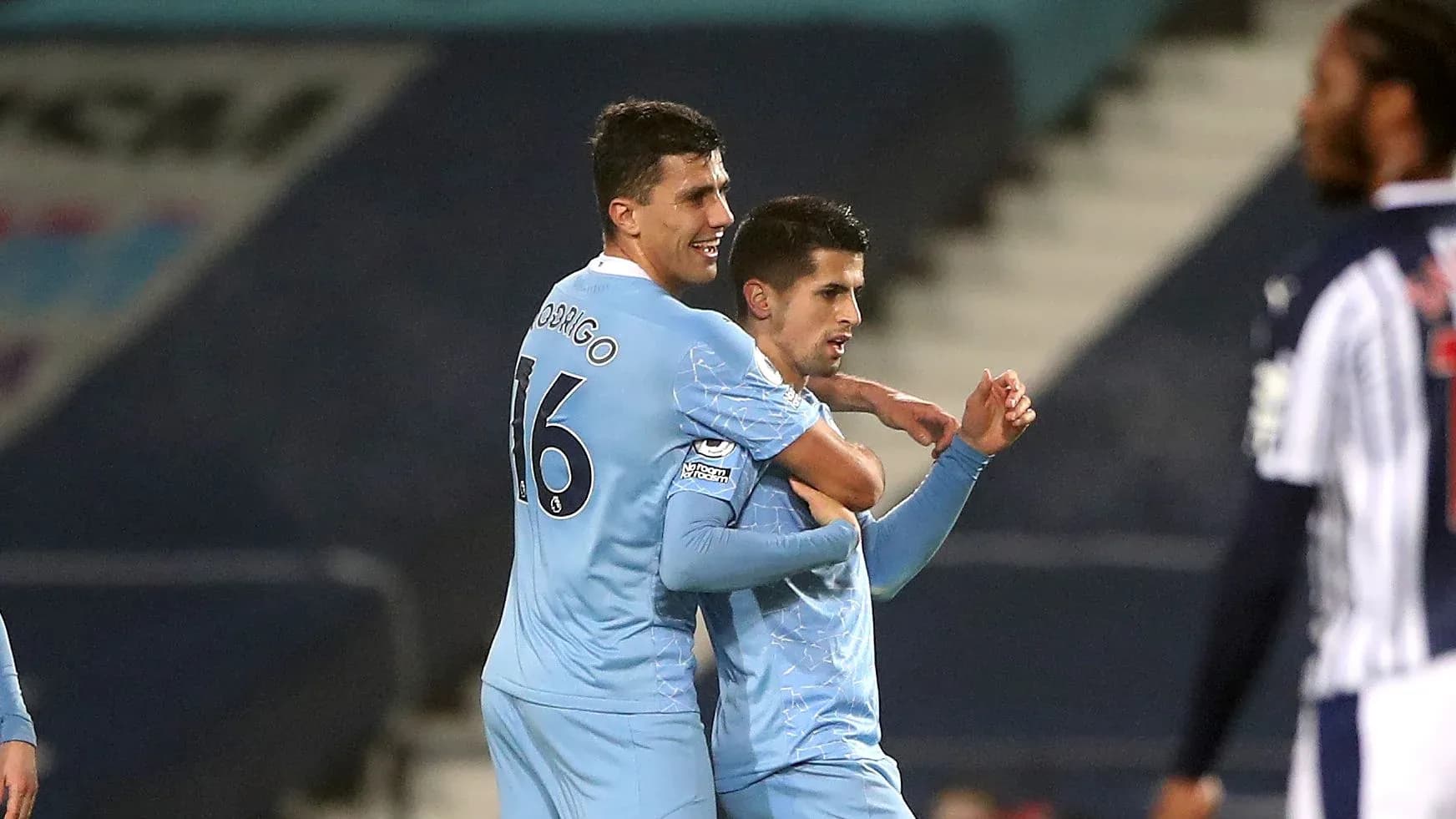 Jugadores celebrando un gol en partido de fútbol