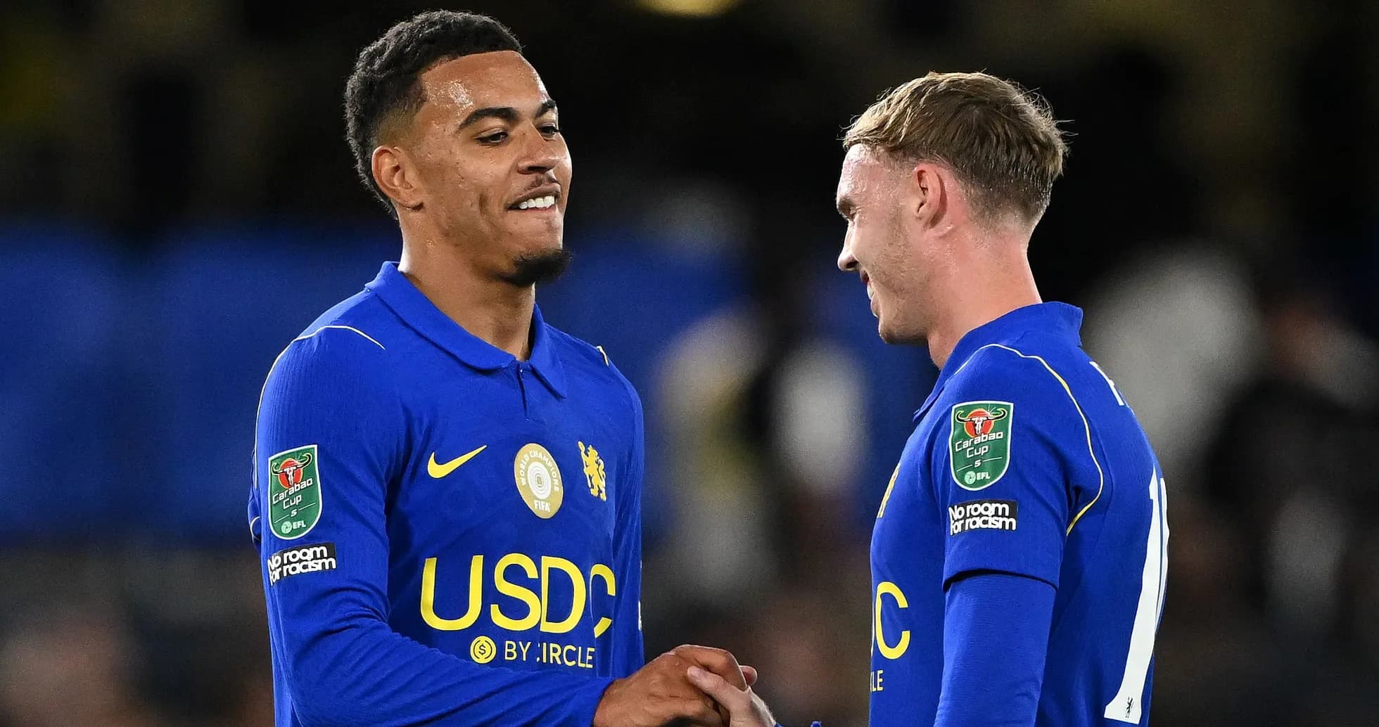 Jugadores de Chelsea estrechando manos en el campo