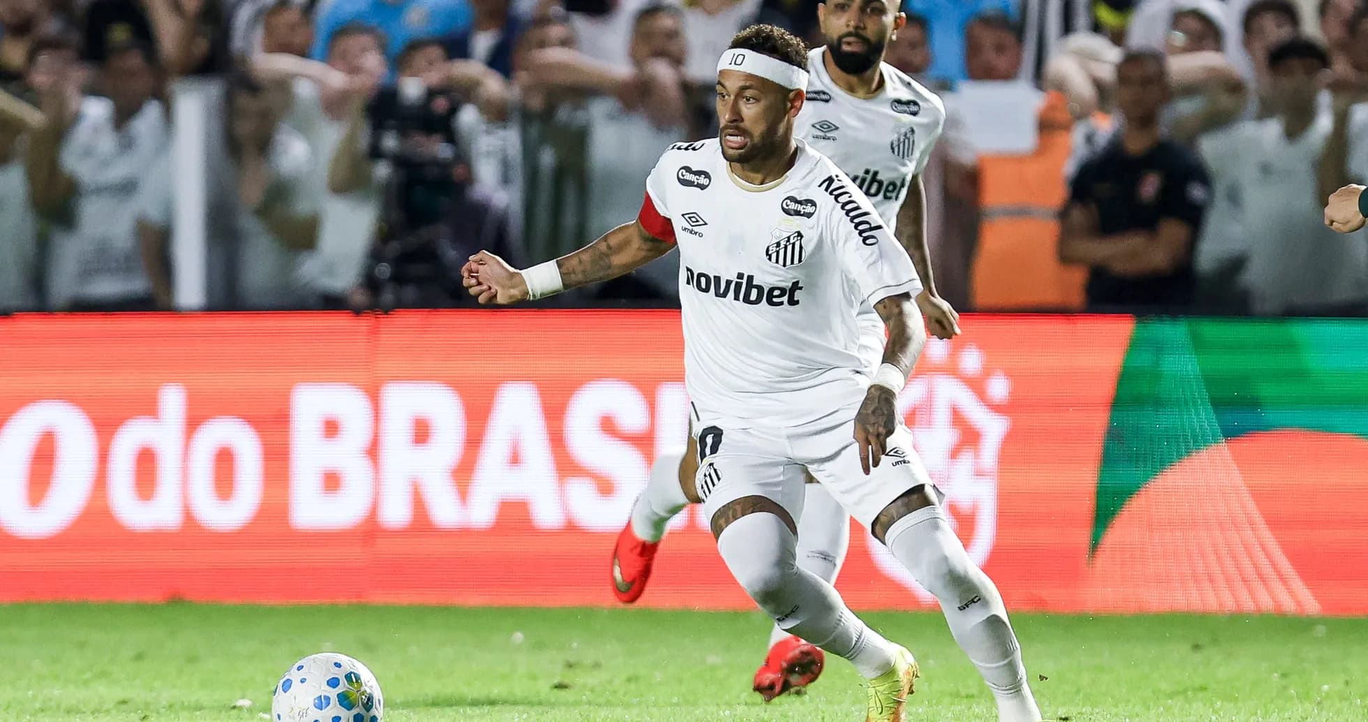 Neymar corriendo con el balón en el campo