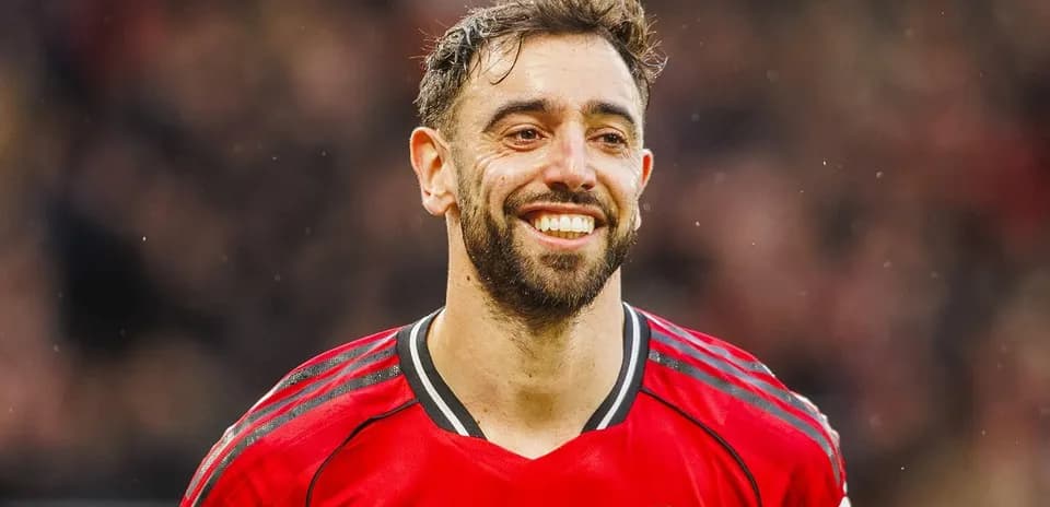 Jugador de Manchester United sonriendo en el campo