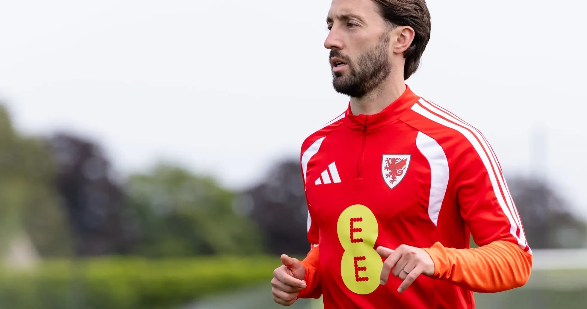 Jugador corriendo durante entrenamiento con camiseta roja