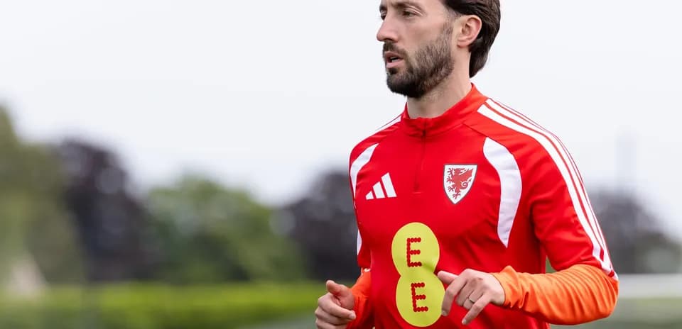 Jugador corriendo durante entrenamiento con camiseta roja