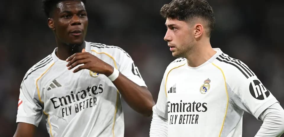 Jugadores de Real Madrid conversando en el campo