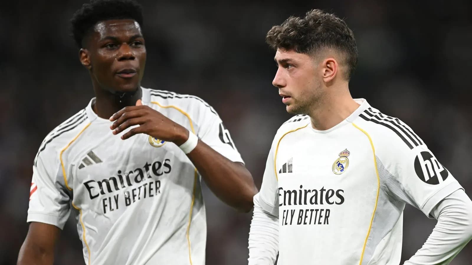 Jugadores de Real Madrid conversando en el campo