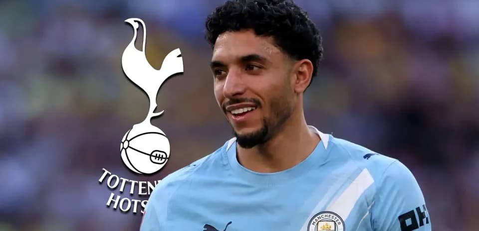 Jugador sonriente con camiseta de Manchester City