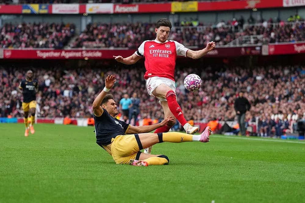 Jugador de Arsenal esquivando una falta