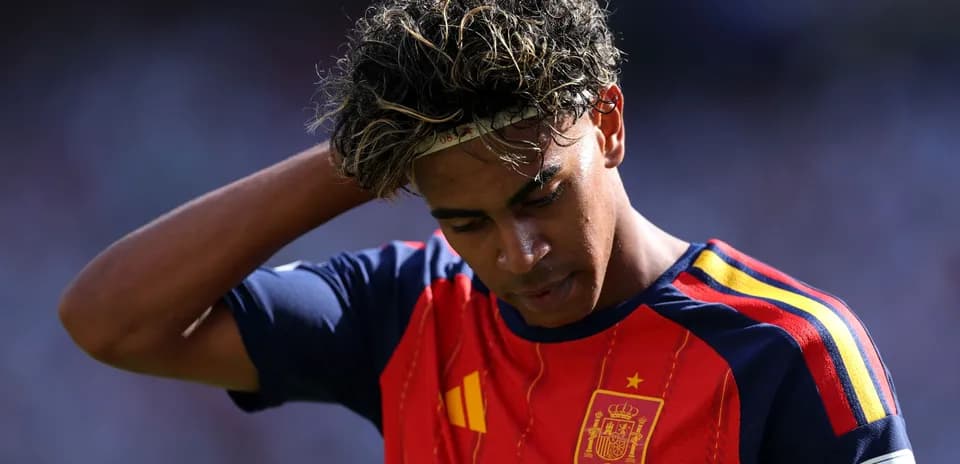 Jugador de España con camiseta roja, cabeza agachada