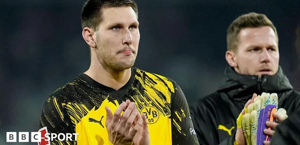 Portero de Borussia Dortmund aplaudiendo tras el partido
