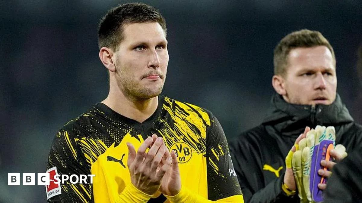 Portero de Borussia Dortmund aplaudiendo tras el partido