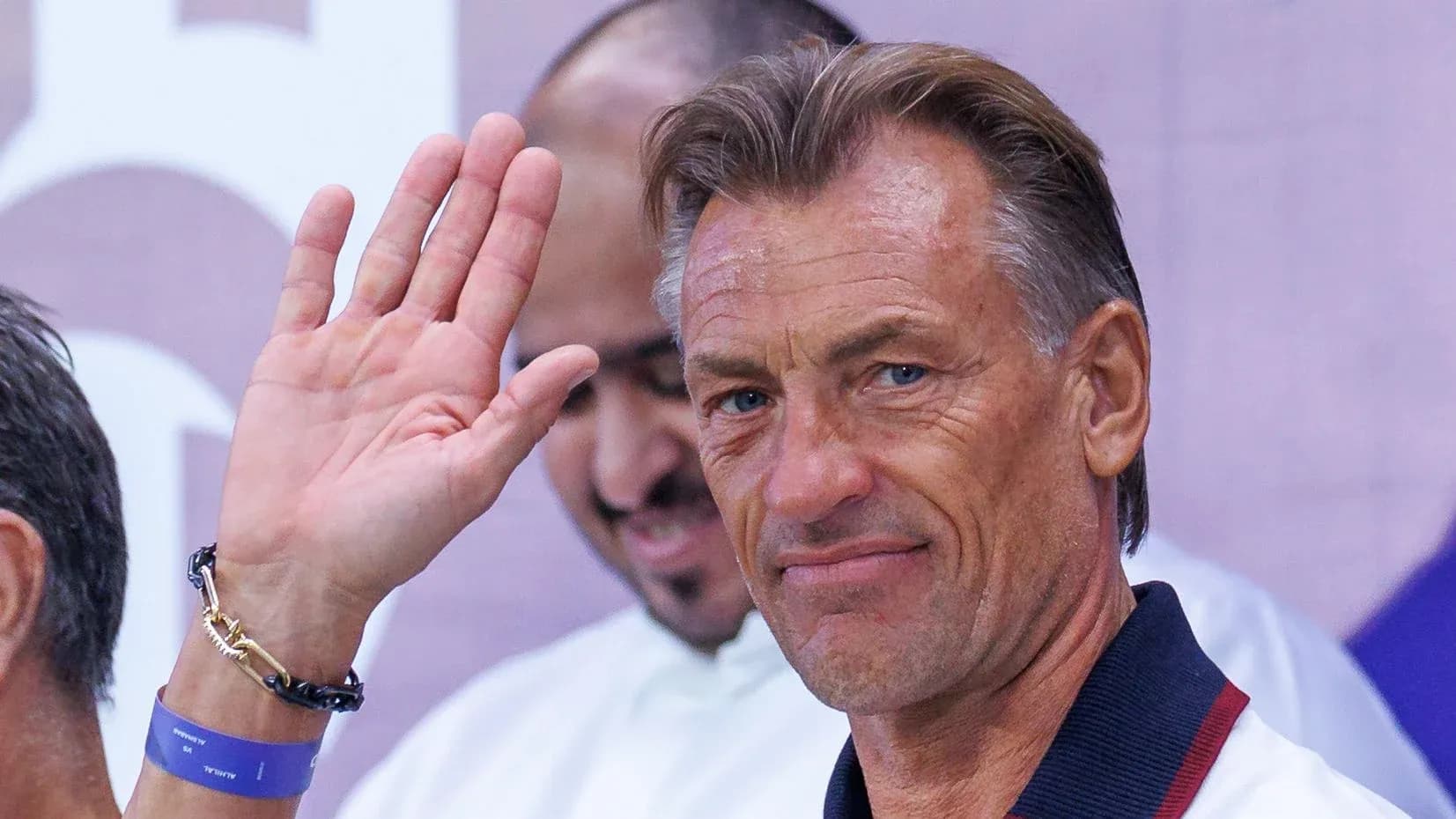 Entrenador saludando durante evento deportivo