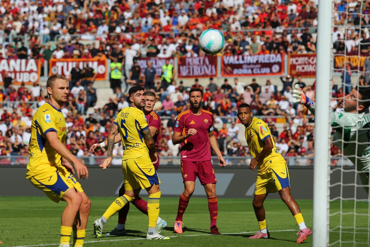 Jugadores de Hellas Verona en acción durante el partido