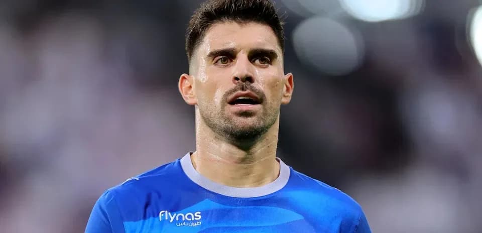 Jugador de fútbol en uniforme azul durante partido